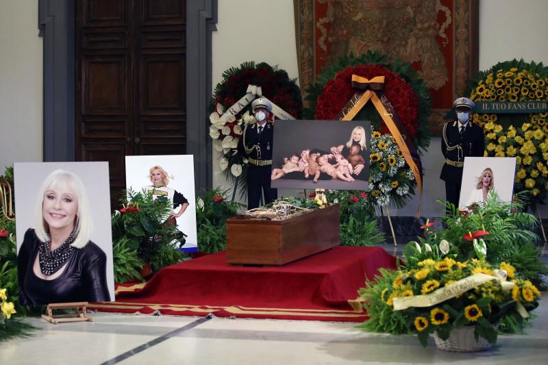 Raffaella Carrà descansa en la capilla ardiente instalada en el ayuntamiento de Roma.