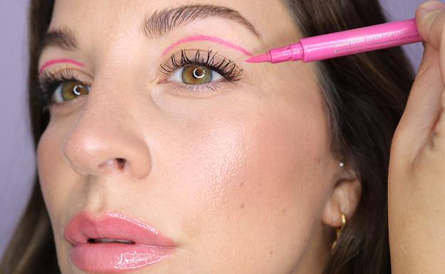 'Eyeliner flotante': la tendencia de maquillaje más extrema del verano paso a paso