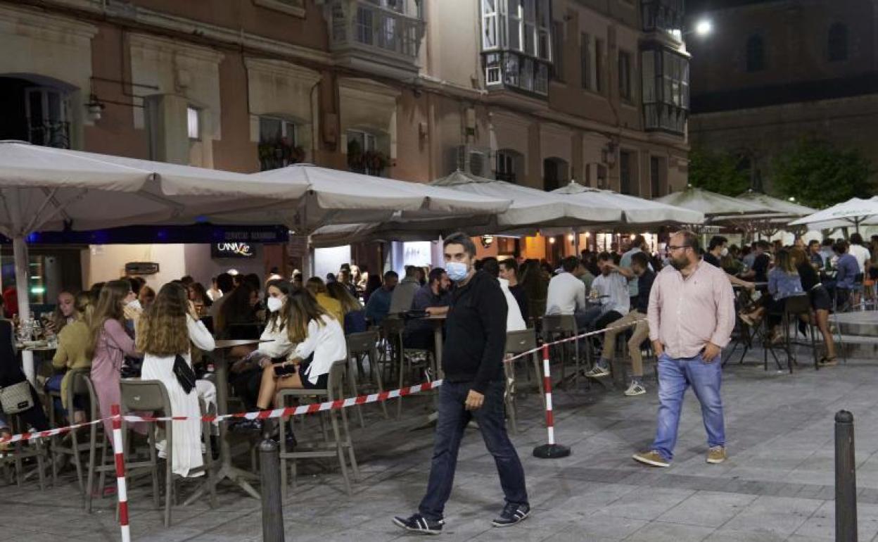 Ambiente en una calle de bares de Santander el pasado 3 de julio. 