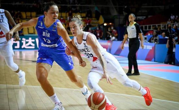 Brcaninovic, de azul, disputando el Eurobasket hace apenas unos días con Bosnia. 