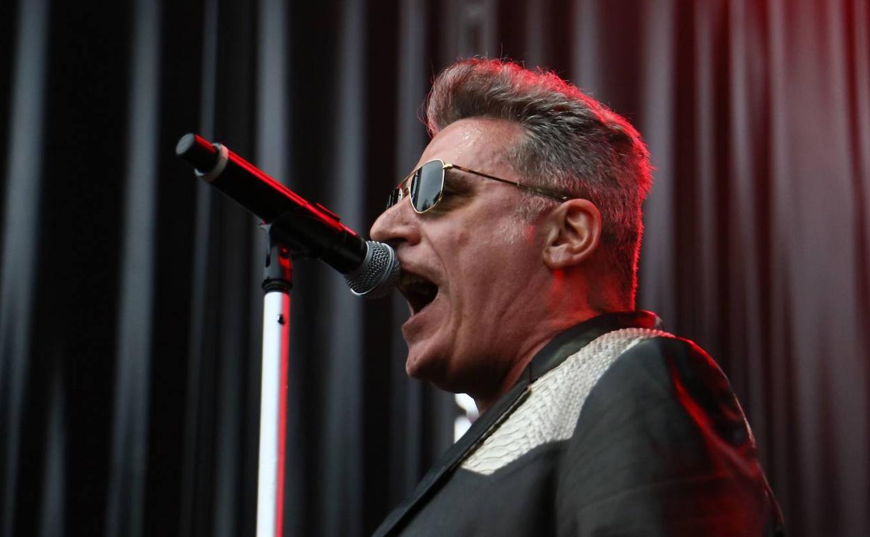 Loquillo, cuya actuación será la más cara, durante un concierto en la edición del Azkena de 2017.