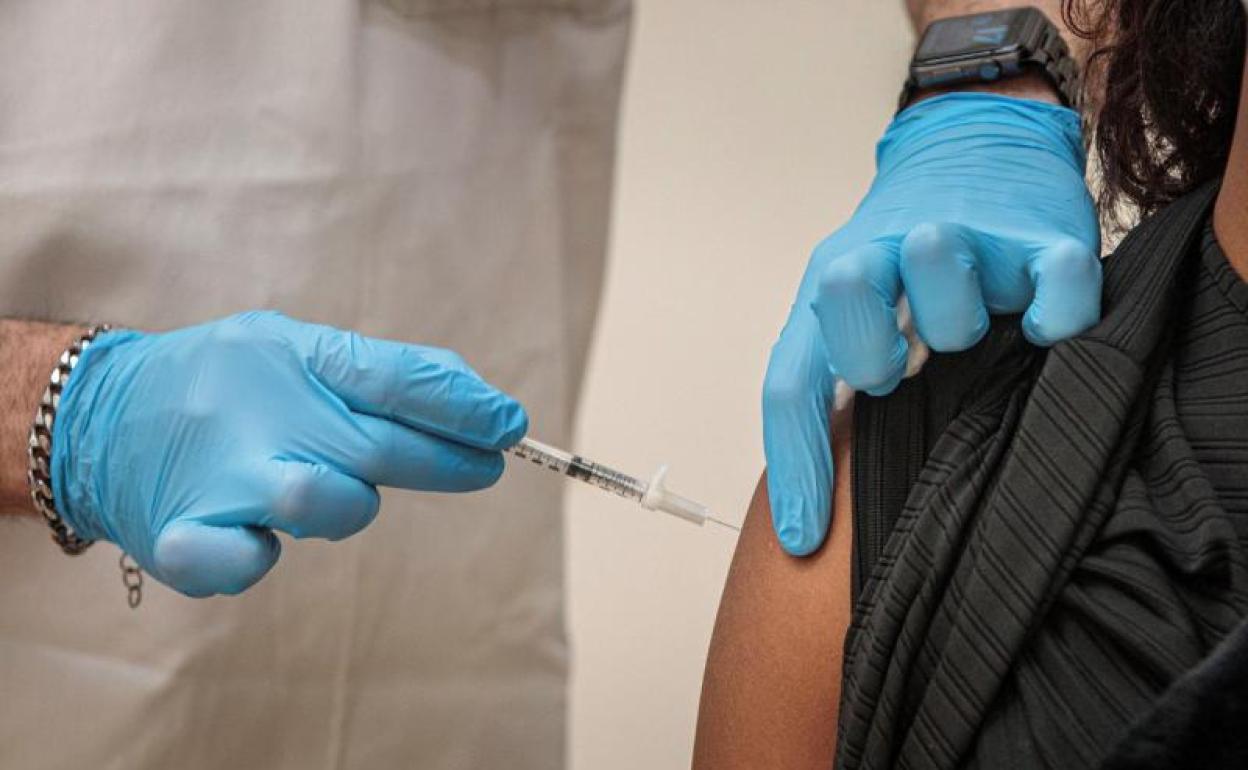 El tercer pinchazo de Pfizer aumenta de cinco a diez veces la inmunidad