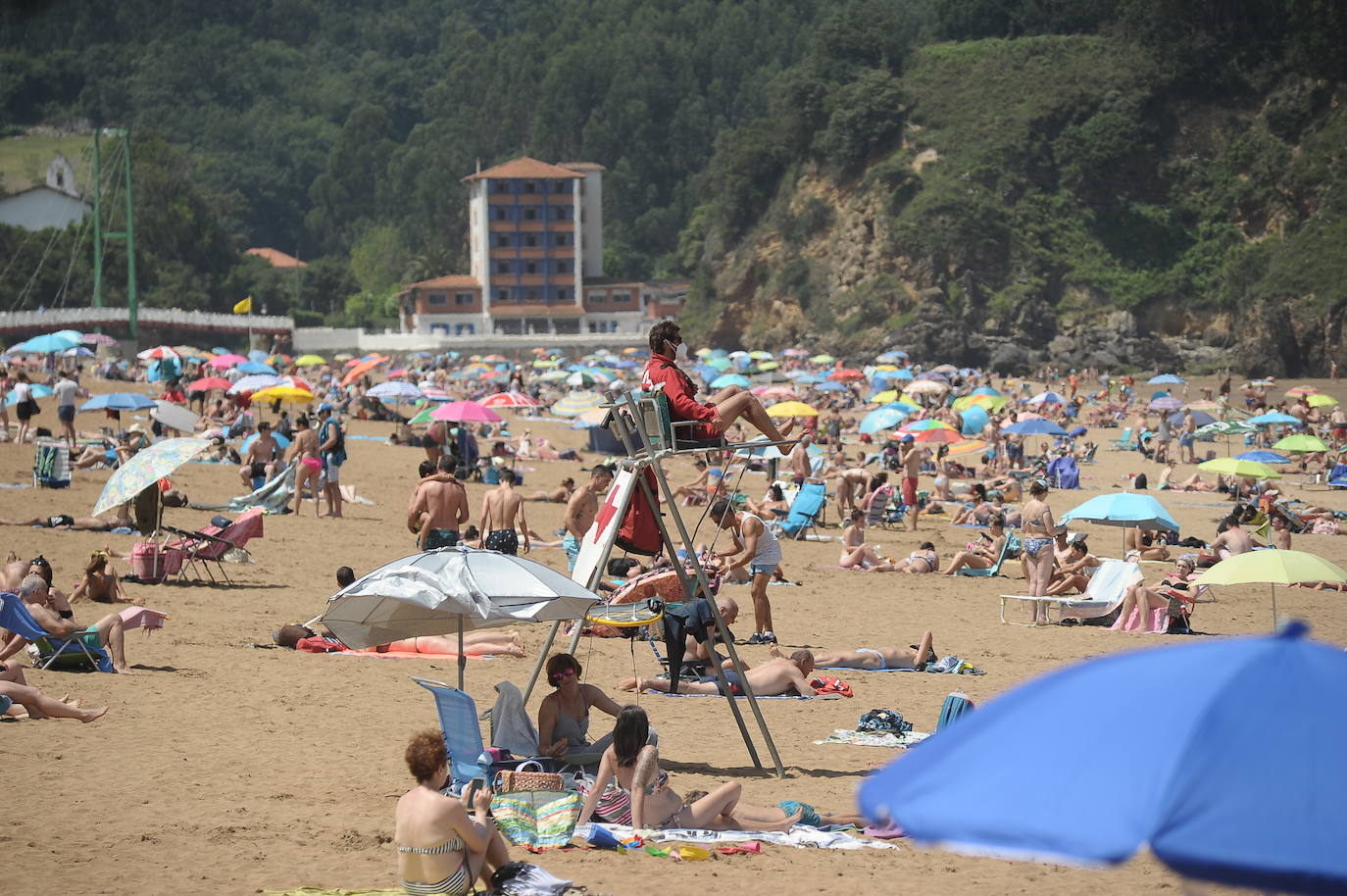 Fotos: Miles de vizcaínos aprovechan el buen tiempo para ir a la playa