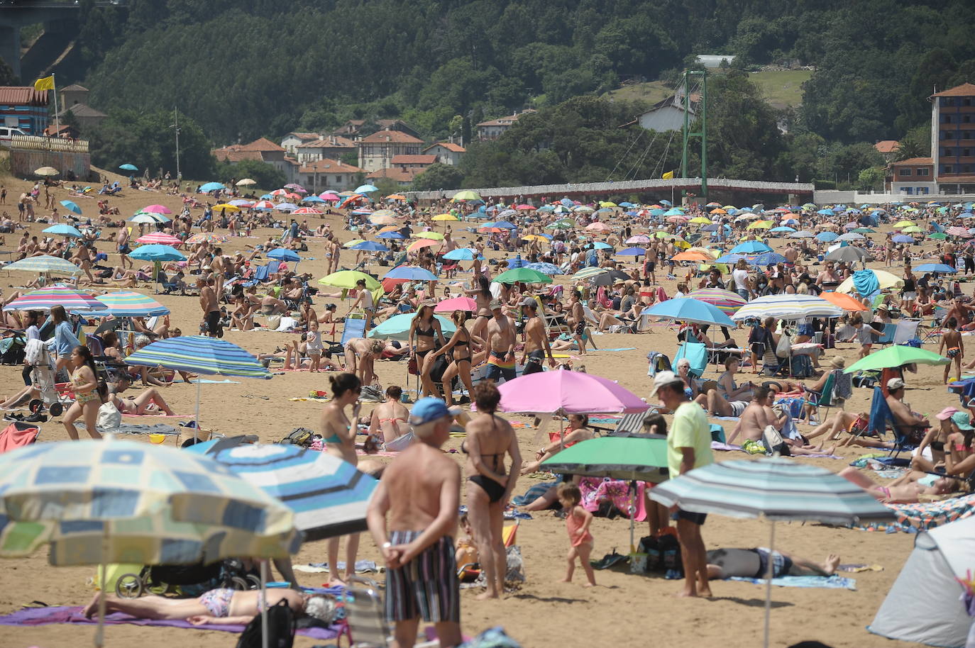 Fotos: Miles de vizcaínos aprovechan el buen tiempo para ir a la playa