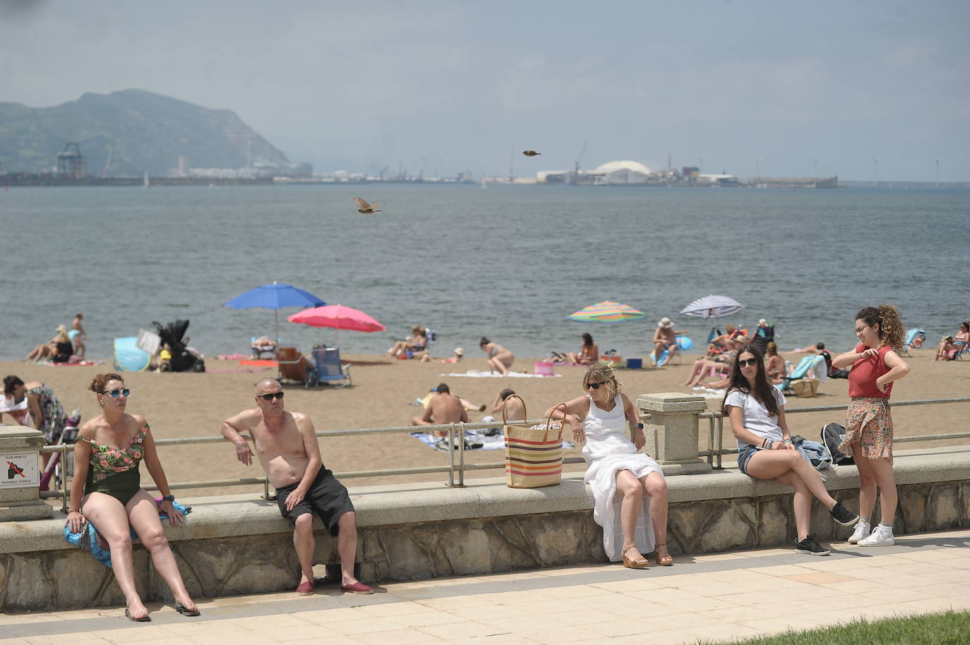 Fotos: Miles de vizcaínos aprovechan el buen tiempo para ir a la playa