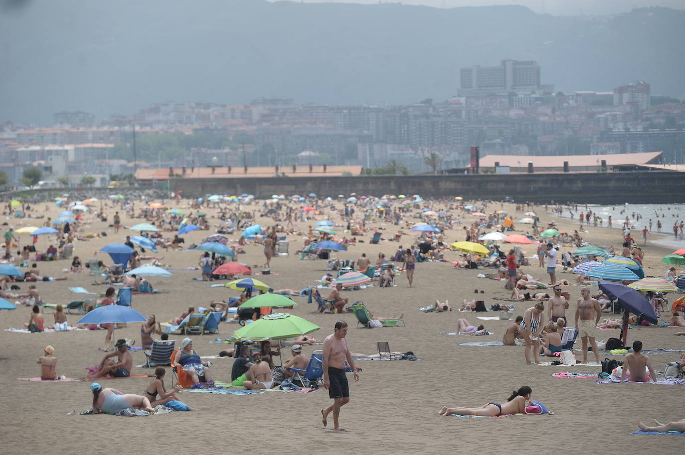 Fotos: Miles de vizcaínos aprovechan el buen tiempo para ir a la playa