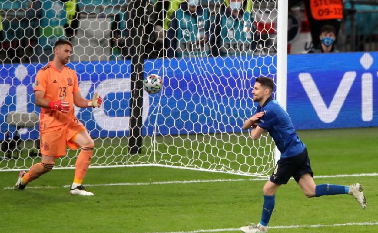 Jorginho celebra el penaltil que transformó ante España y le dio el pase a la final a Italia. 