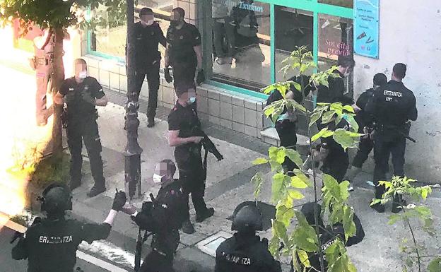 Momento de la detención del asesino de Murchante frente a la peluquería de la calle Pasaia de Gros. 