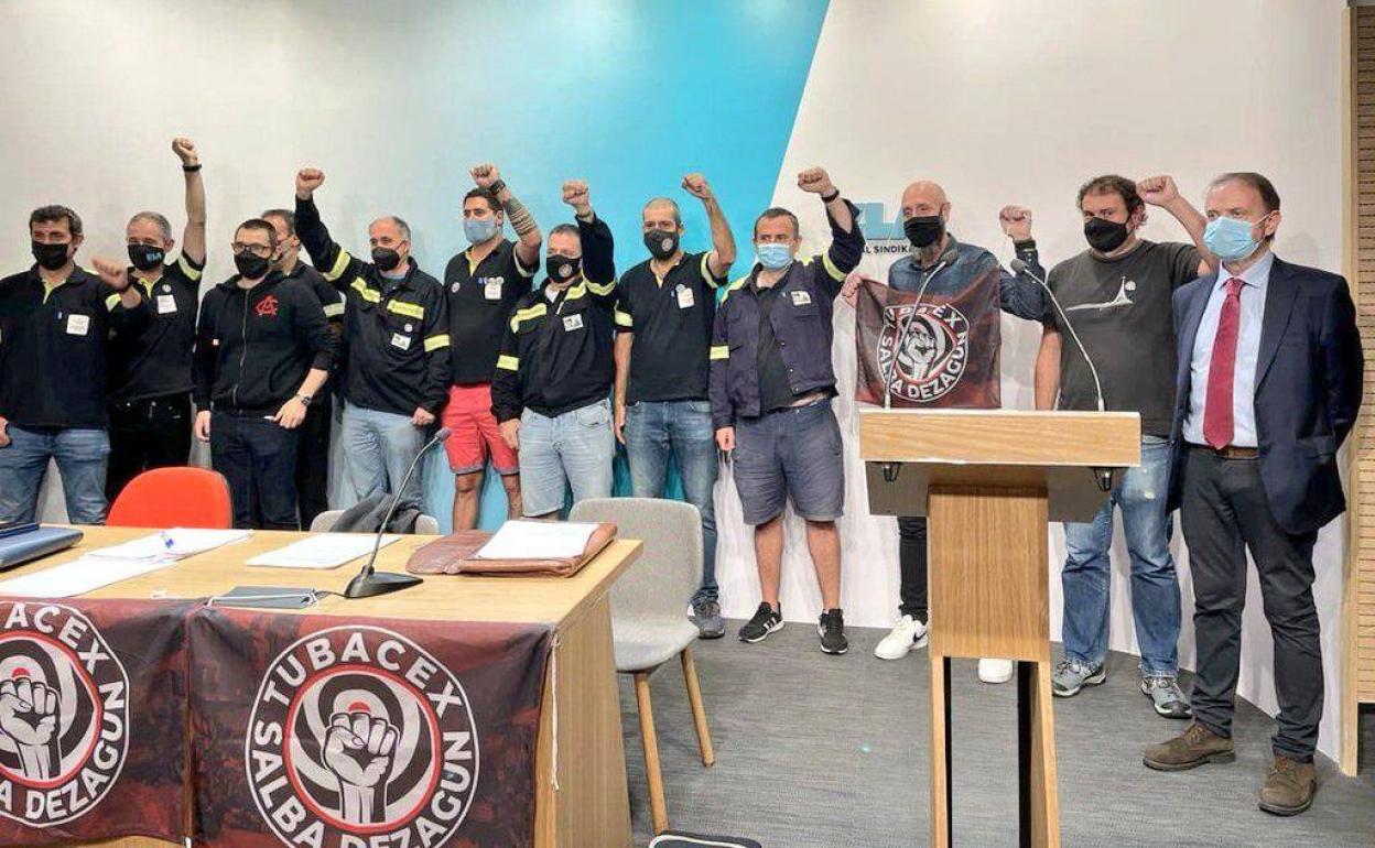 Los representantes del sindicato ELA en Tubacex.