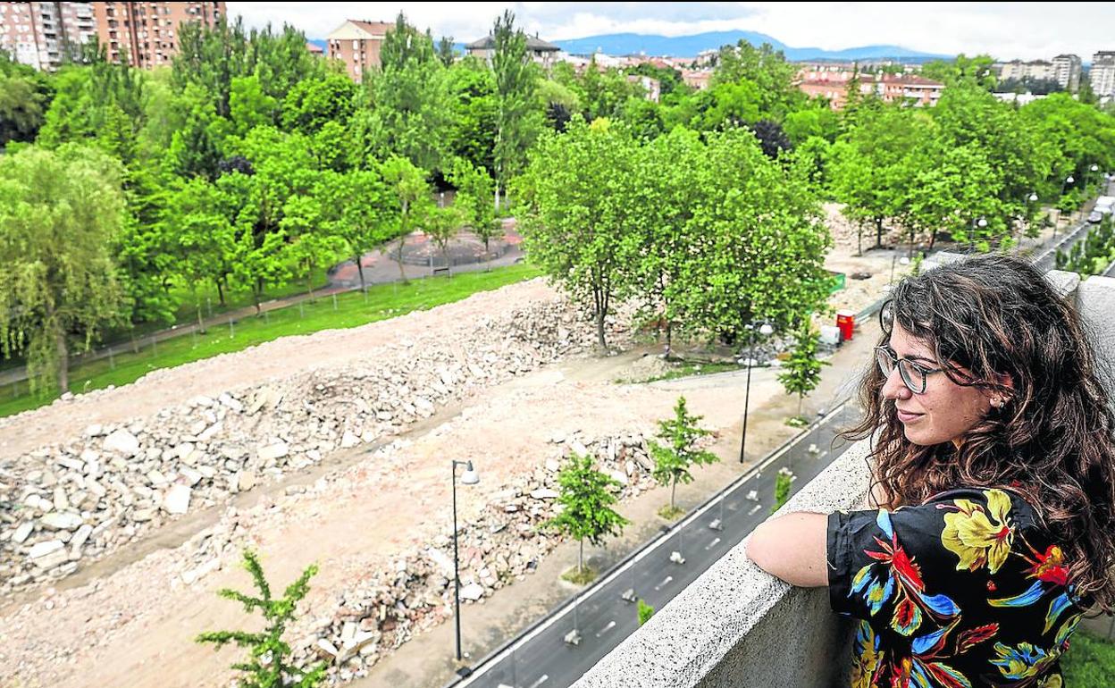 Una vecina de la Avenida de Olárizu observa desde su ventana las labores de retirada de escombros. 