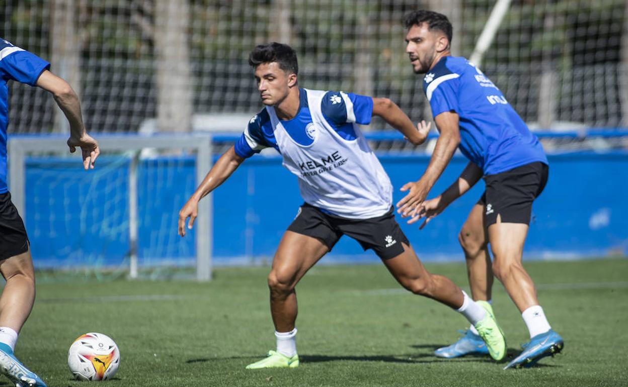 Iván Martín y Manu García, los dos últimos fichajes del Alavés, en el entrenamiento de ayer. 