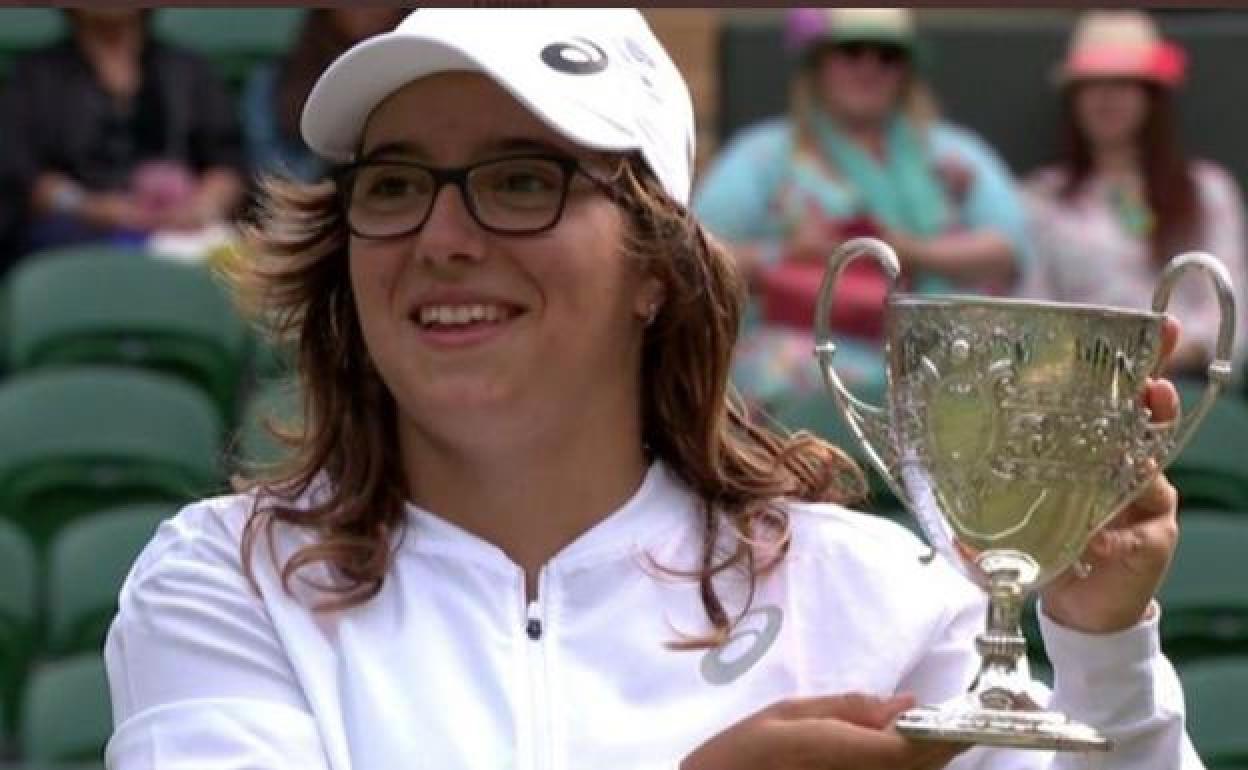 Mintegi, feliz con su premio en Wimbledon. 