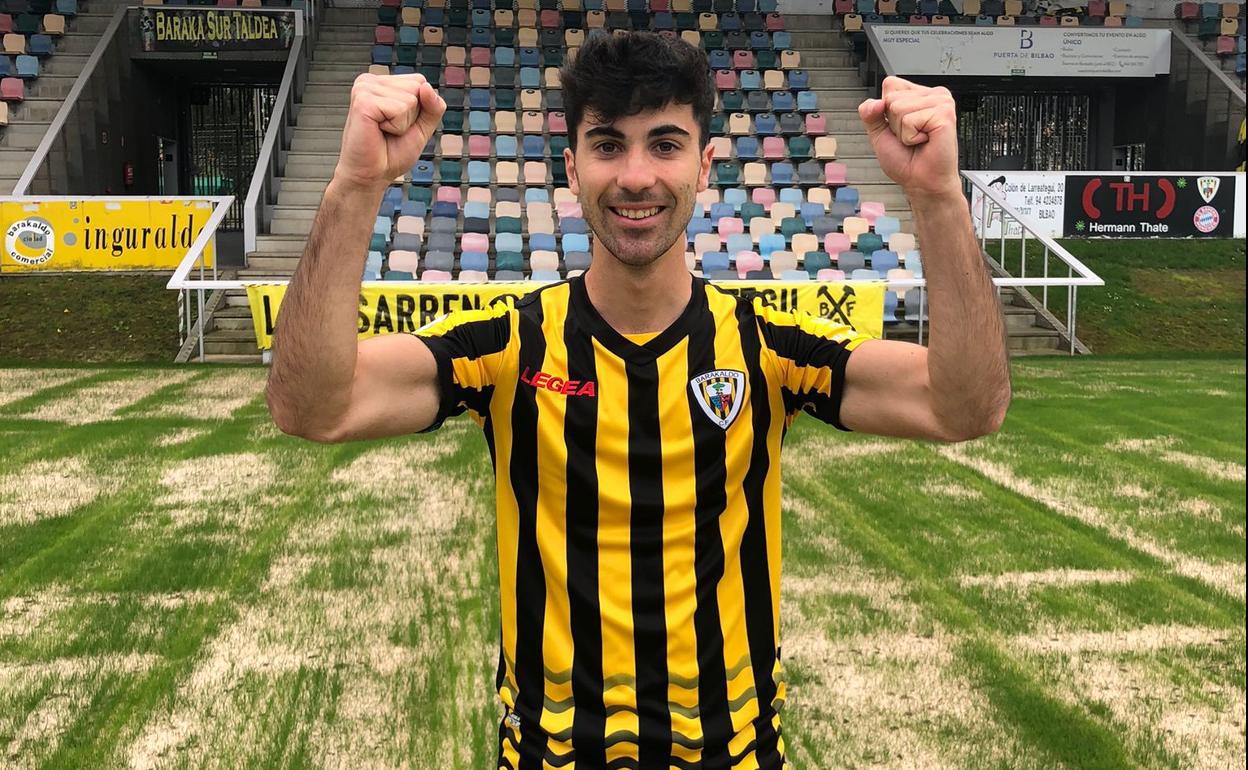 Iker Salvador ha sido presentado en Lasesarre como nuevo jugador del Barakaldo 