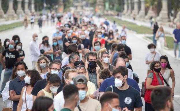 Numerosas personas esperan para vacunarse en un punto móvil instalado en Arco de Triunfo, en Barcelona