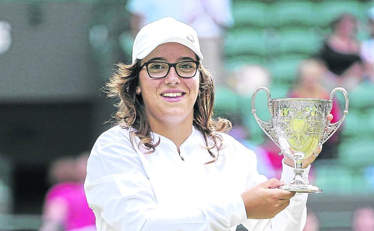 Ane Mintegi, con el trofeo de ganadora de Wimbledon en categoría júnior. 