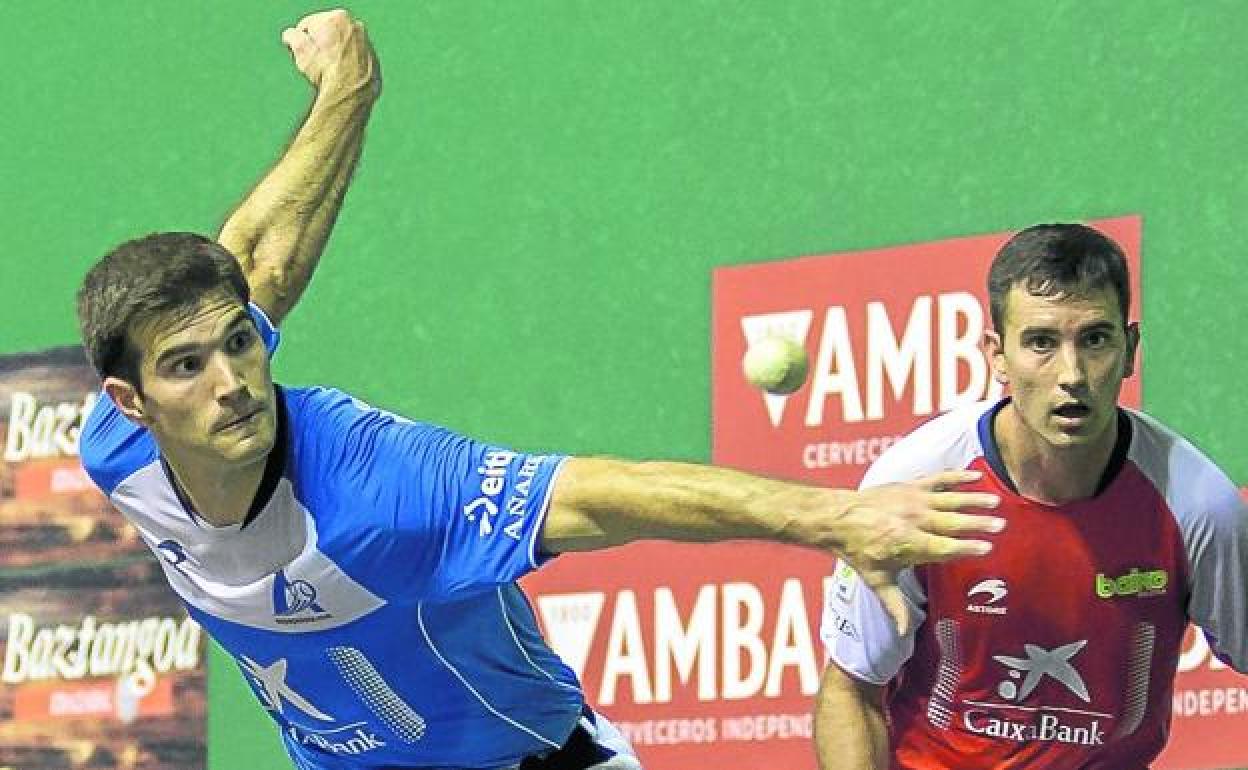 Urrutikoetxea observa el golpeo de Zabaleta, el mejor zaguero de los últimos tiempos.