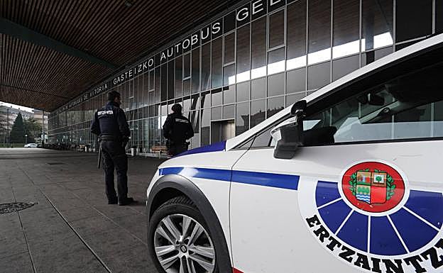 Ertzainas en el acceso principal a la estación de autobuses de la capital alavesa. 