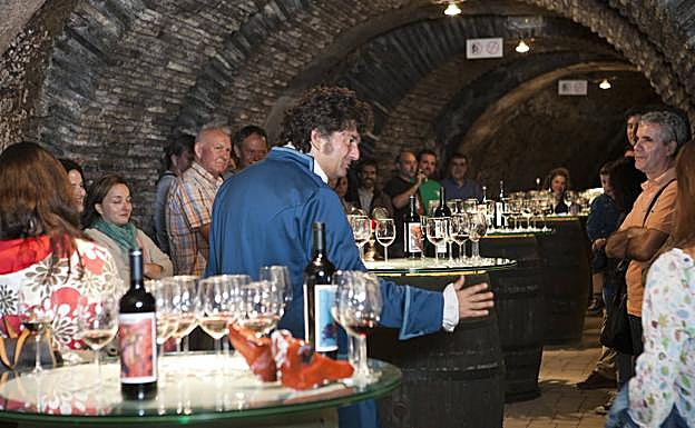 Samaniego relata fábulas en el calado horadado bajo su hogar familiar.