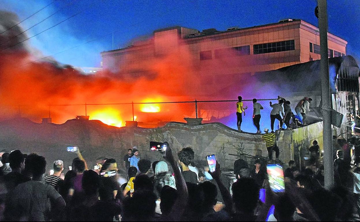 Numerosos testigos observaron sin poder intervenir la virulencia del incendio que calcinó el ala de los pacientes de coronavirus. 