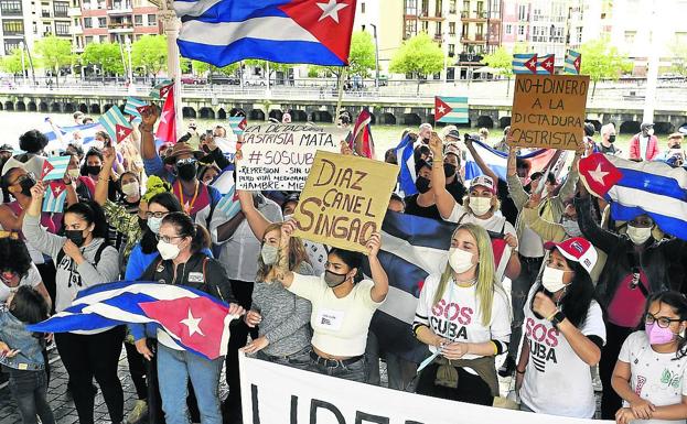 Concentración en Bilbao contra el régimen cubano y en solidaridad con los manifestantes.
