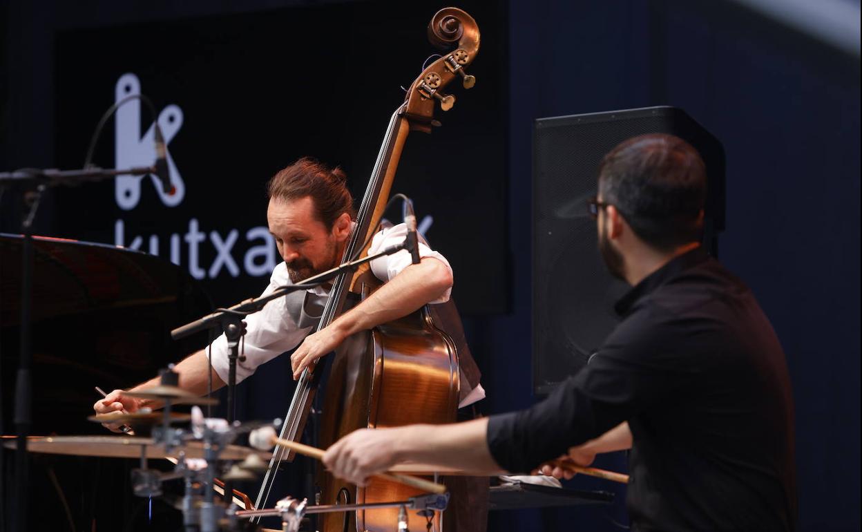 Un momento del estupendo concierto de Pablo Martín Caminero, arco en mano. 