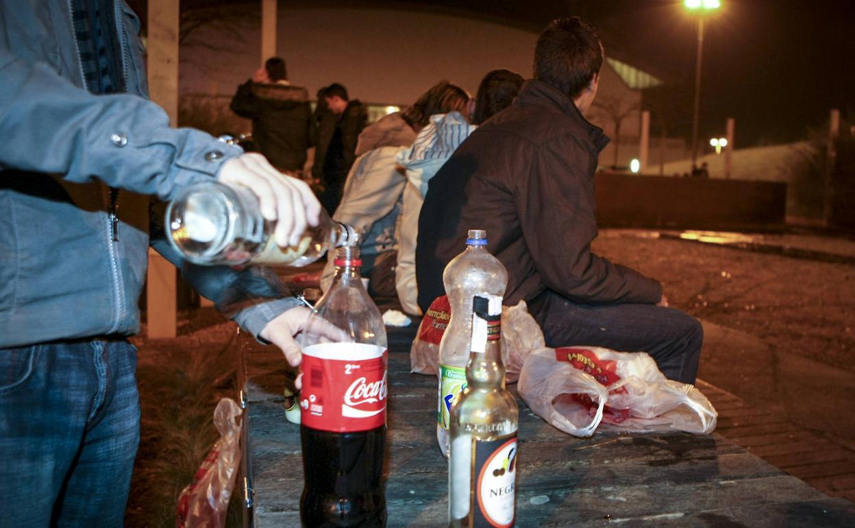 Los alcaldes alaveses se quejan de la «falta de medios» para controlar los botellones como pide Urkullu