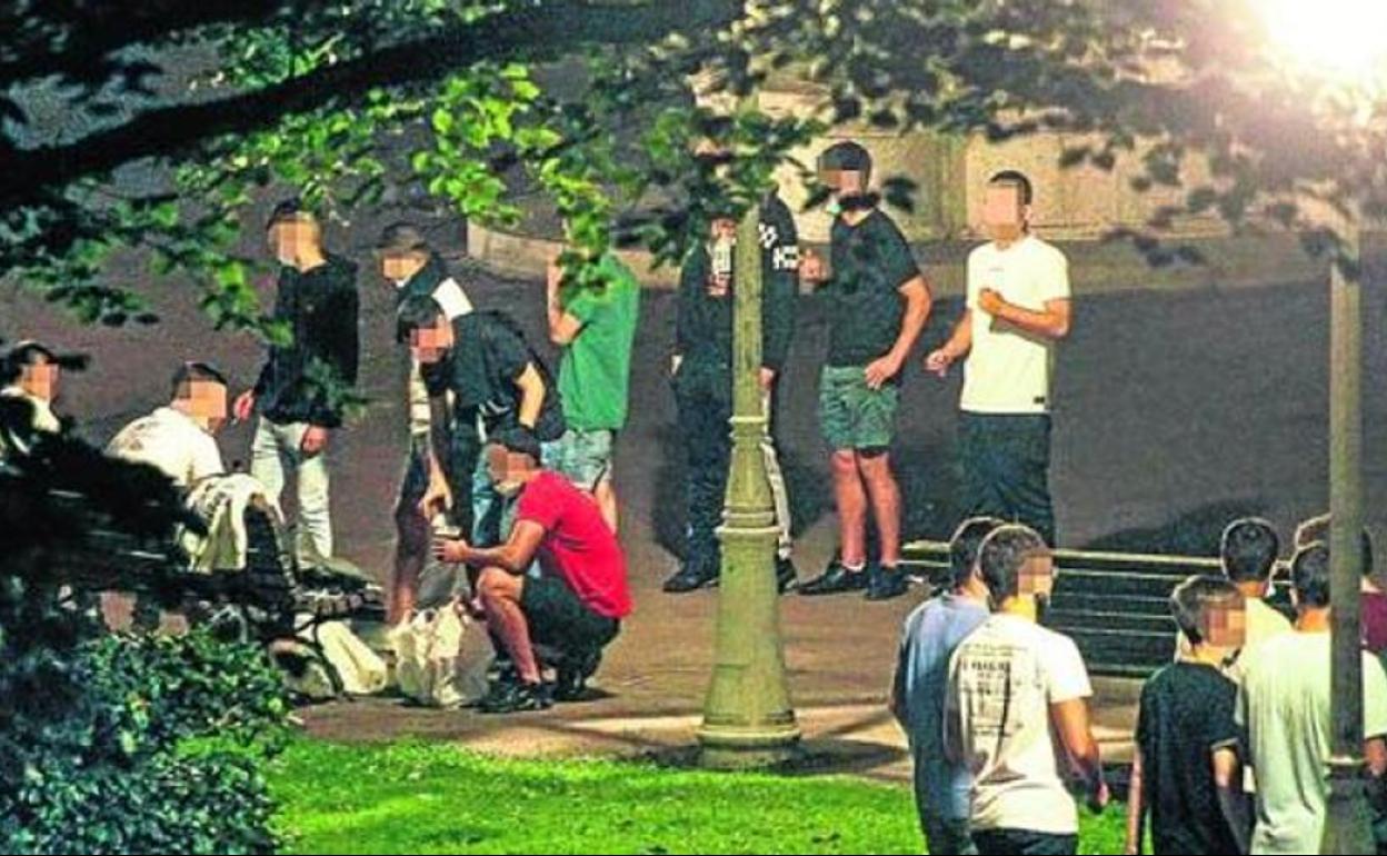 Nuevas restricciones: Euskadi impedirá con la Policía Municipal los botellones de madrugada en parques y playas