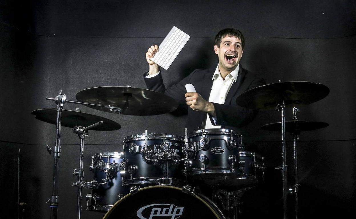 El músico alavés Daniel López de Pariza, con un ratón y un teclado, sentado en la batería.