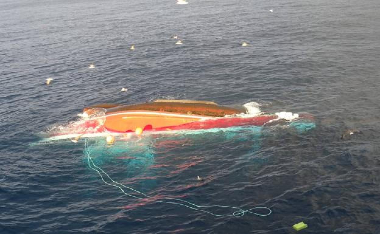 Un marinero desaparecido y nueve rescatados tras volcar el pesquero Maremi cerca de Santander