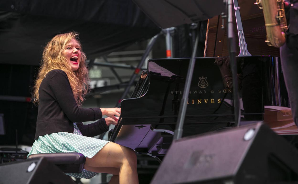 La pianista, compositora y arreglista Kathrine Winfeld, durante un concierto que quedó lastrado por el pobre sonido en el coso vitoriano. 