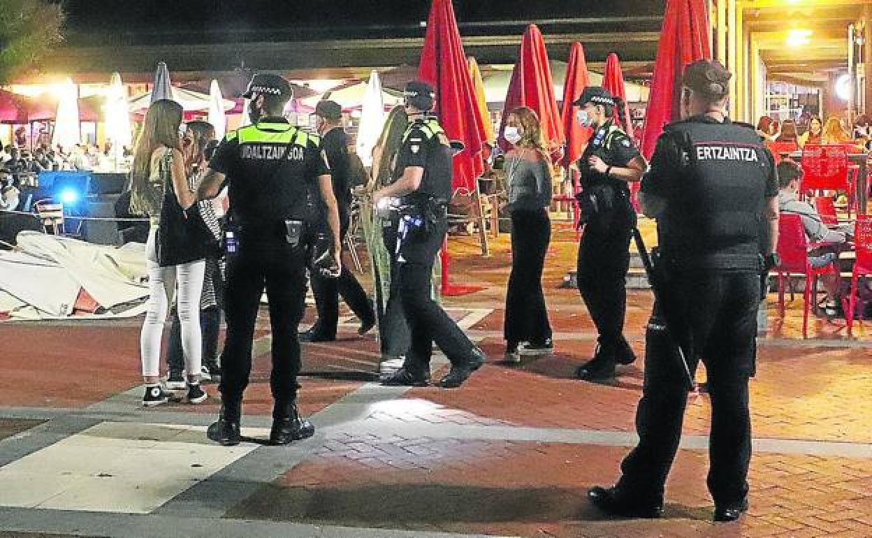 Agentes de la Policía Municipal y de la Ertzaintza de Getxo.