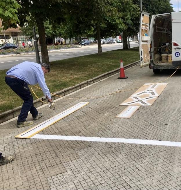 La parcela para que los taxistas recojan o dejen a sus clientes se ha pintado sobre la acera.