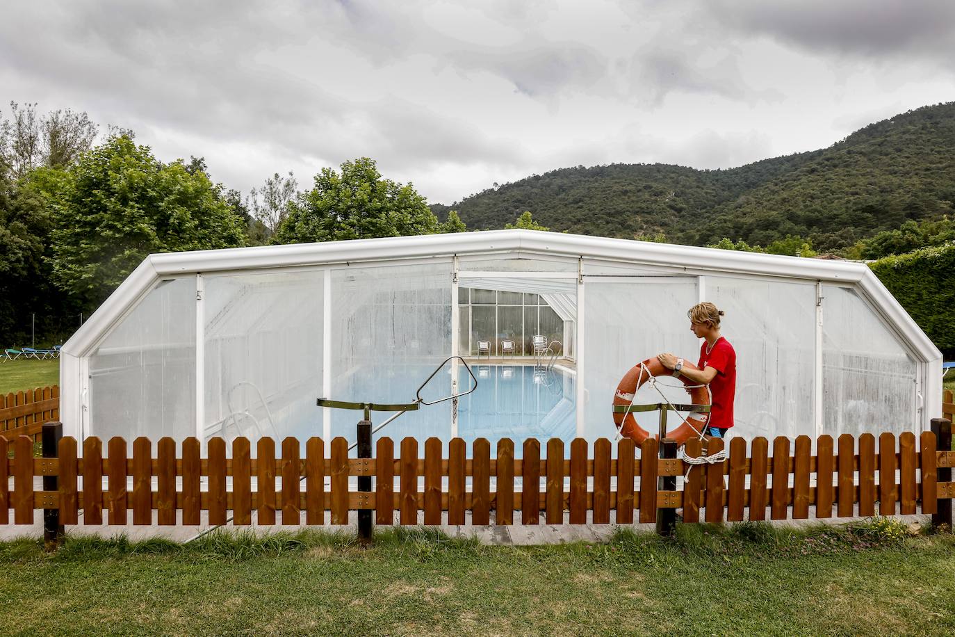 La piscina también se calienta con un sistema de energía eficiente. 