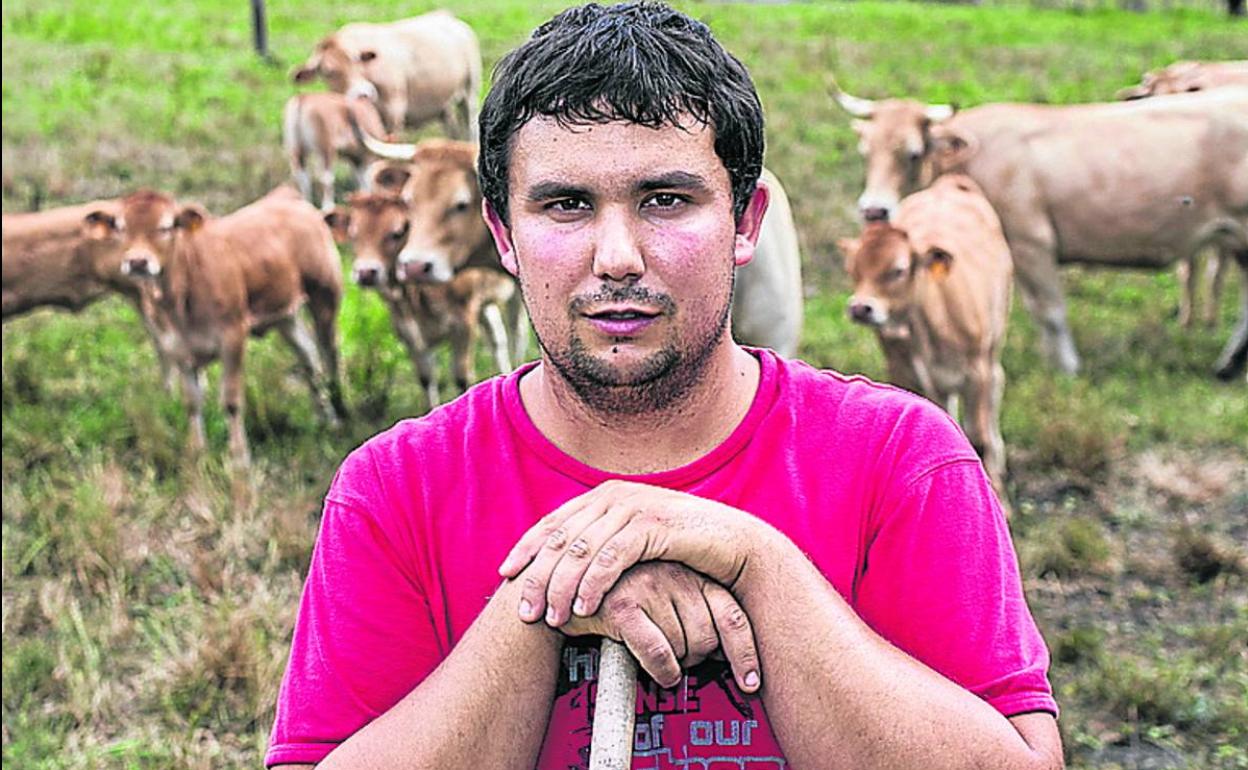 Xabier, con parte de su ganado en una finca de Carranza. 