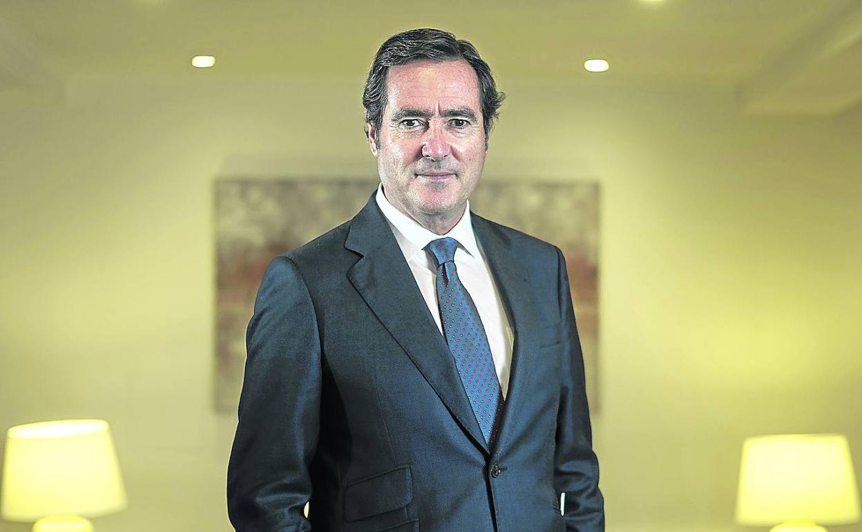 Antonio Garamendi, presidente de la CEOE, en su despacho de la organización empresarial. 