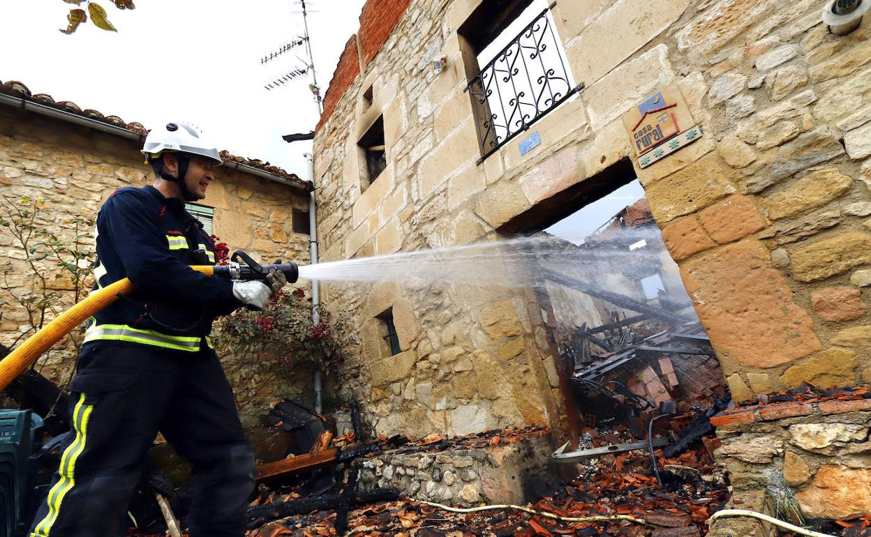 Una de las salidas que los bomberos realizaron fuera del municipio el pasado ejercicio tuvo como destino Bozoó, donde se incendió una casa rural. 