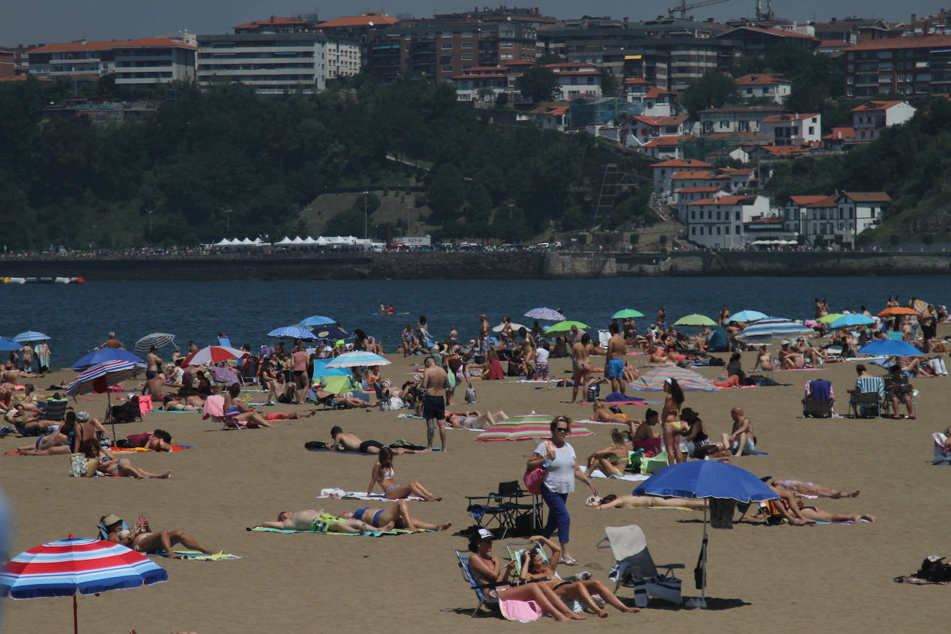 Fotos: Así lucen las playas de Las Arenas y Arrigunaga este domingo