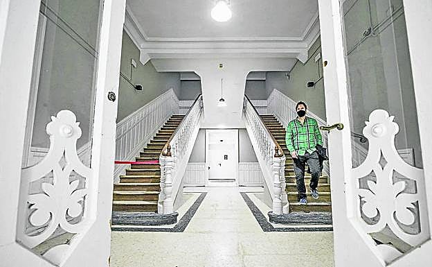 En el zaguán se conserva la escalinata y las puertas con molduras Art Nouveau originales. 