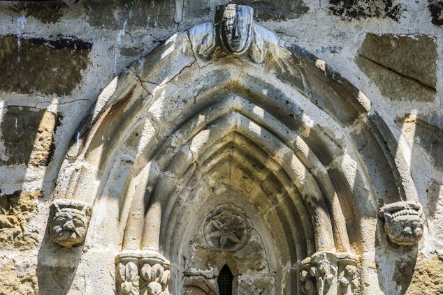 Las capiteles románicos suelen estar labrados con motivos vegetales.