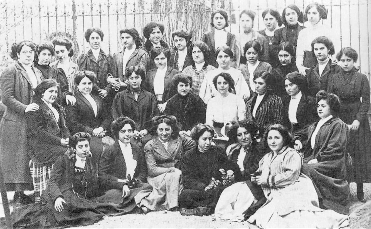 Escuela Superior de Maestras de Bilbao. Alumnas del primer curso, en 1910. 