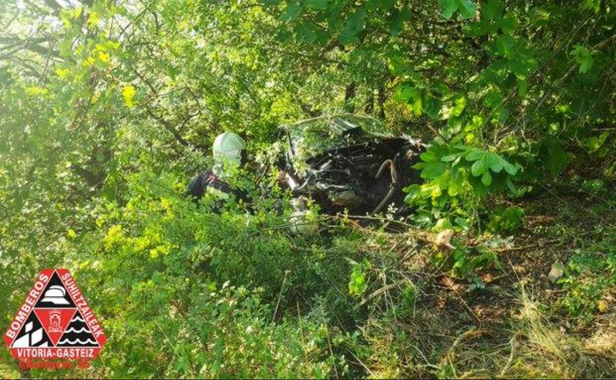 Vuelca un vehículo en la carretera junto al embalse de Ullíbarri