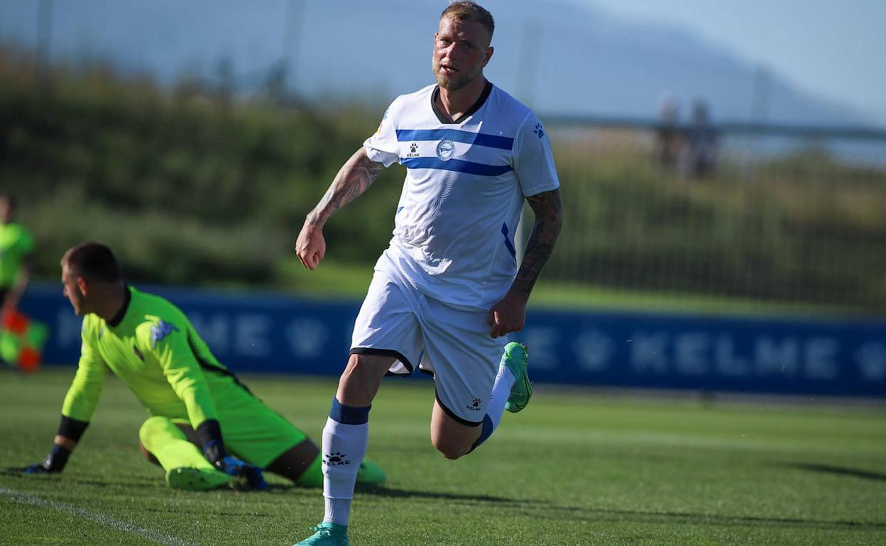 Guidetti, tras marcar su gol ante el Amorebieta. 