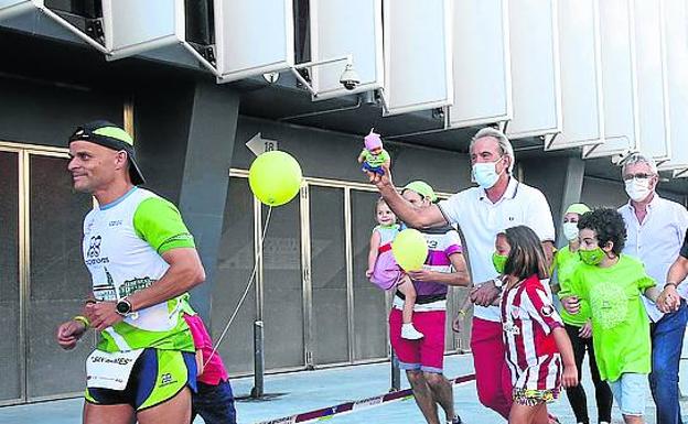 En familia. Niños y mayores participaron en el reto desde el primer día, en torno a San Mamés, en el que también estuvo Goiko. 