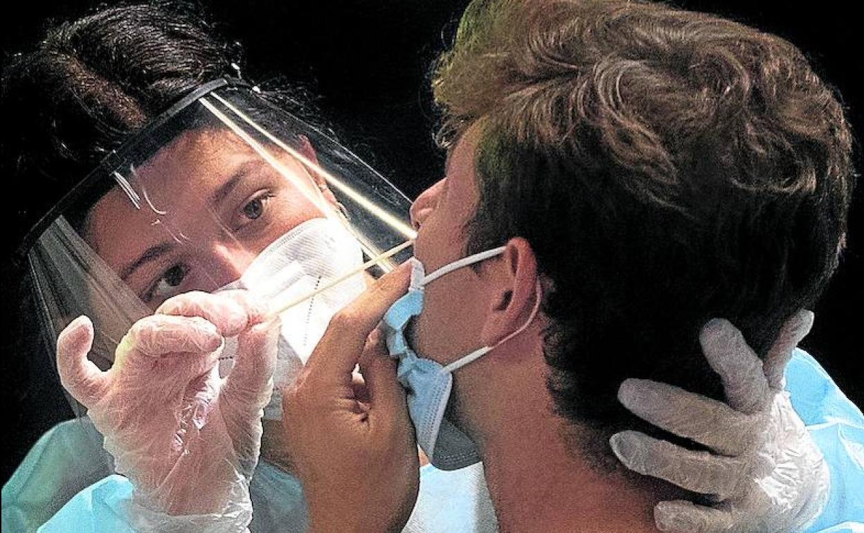 Una sanitaria realiza un test de antígenos. 