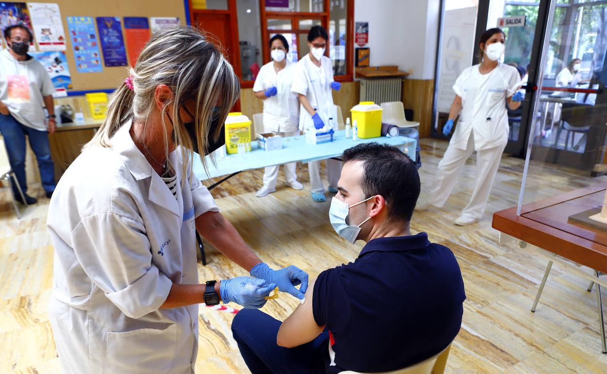 Ayer tenían una cita en la instalación las personas nacidas entre 1989 y 1994.