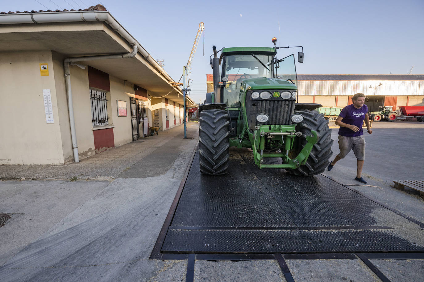 Antes y después de entrar en el 'gran granero alavés' cada tractor se pesa en la báscula.