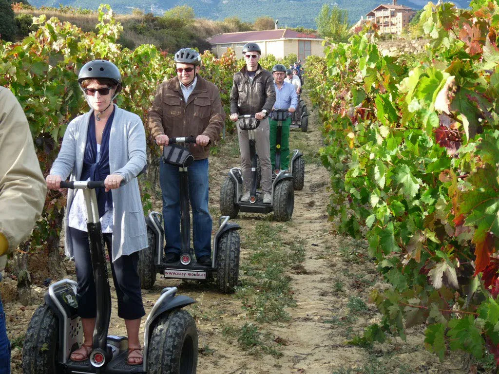 Turistas, en segway, visitan los viñedos de la bodega Eguren Ugarte, en Laguardia (Rioja Alavesa)