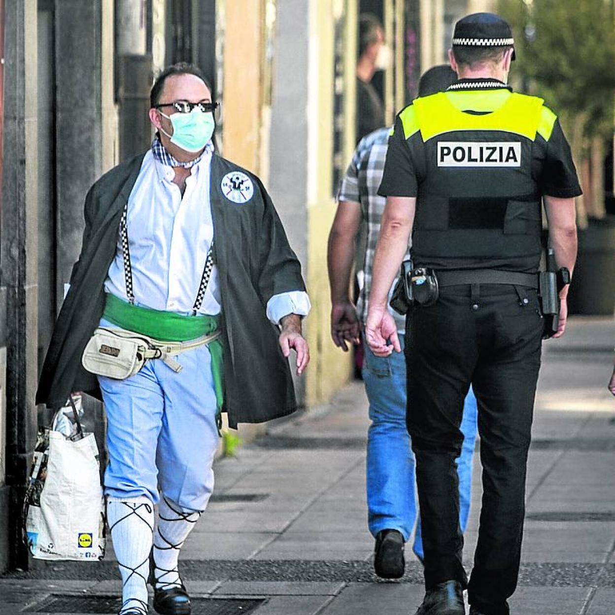 Un blusa de Bereziak y un agente, en Santiago'20.