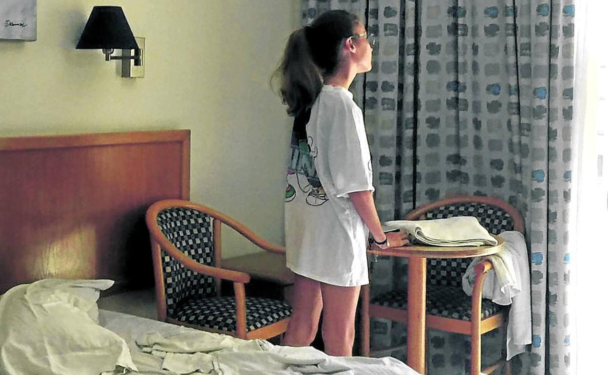 Jimena Guijarro, una de las menores confinadas en Malta, en su habitación del hotel Bellavista.