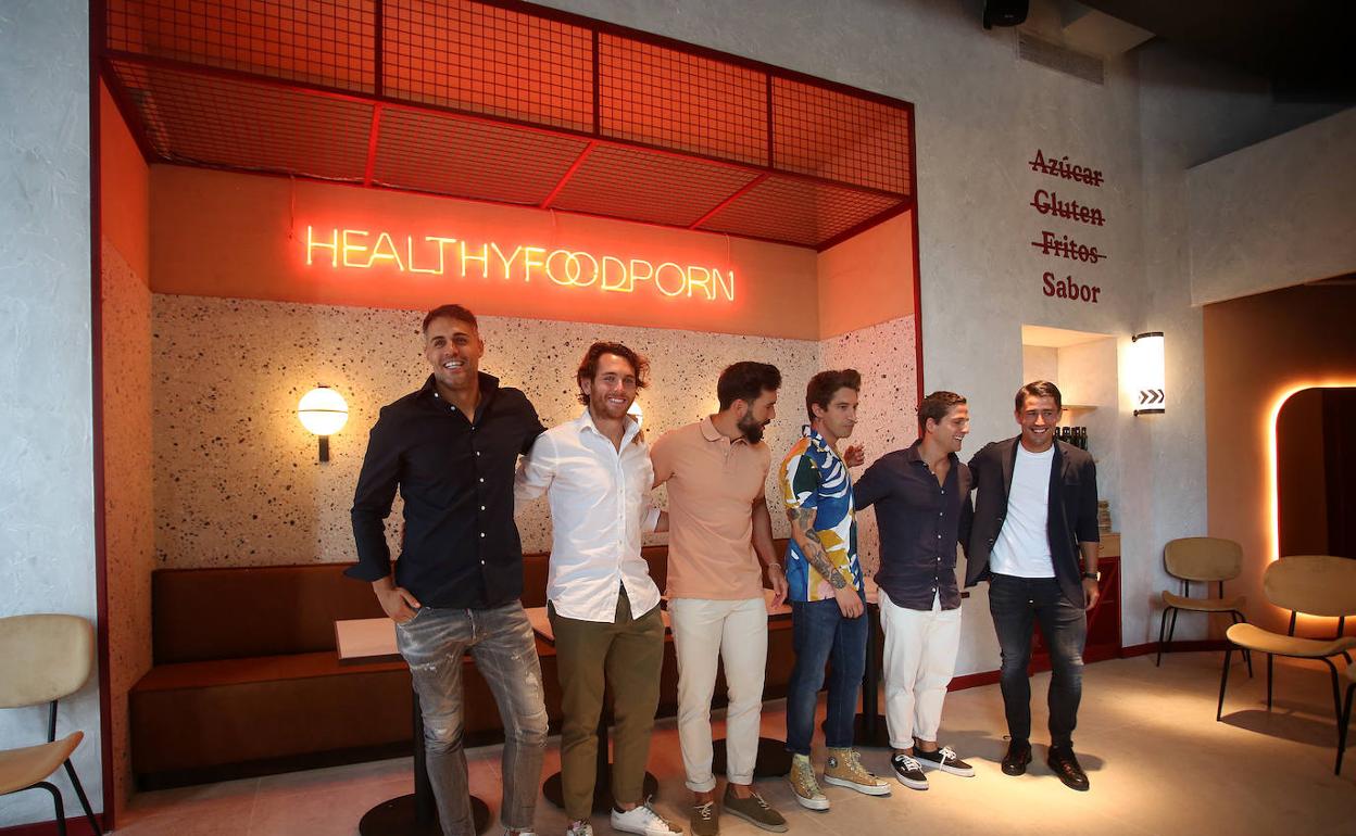 Restaurantes en Bilbao: Un mural de una artista local, donuts sanos y reservas agotadas: así es el restaurante de Ibai Gómez en Bilbao